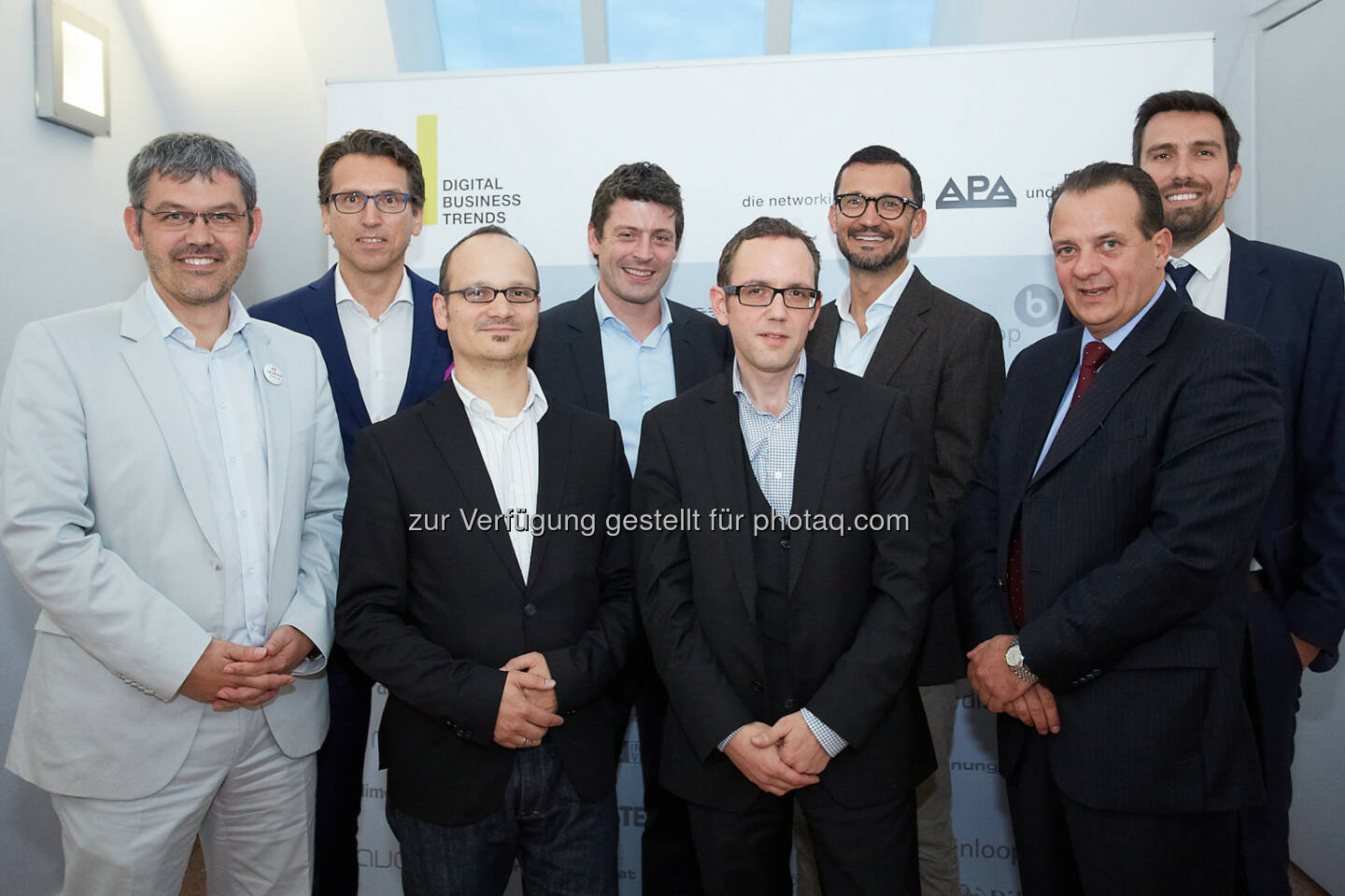 Siegfried Stepke (e-dialog), Gregor Sideris (IBM Österreich), Olaf Nitz (Erste Bank), Alexis Johann (styria digital one), Andreas Ban (GroupM), Thomas Peischl (ING-DiBa), Thomas Stern (Moderator, Braintrust), Wolfgang Sturm (A1 Telekom Austria) : Digital Marketing: Mehr Aufmerksamkeit im Werbe-Tsunami : Mehr Mut bei Podiumsdiskussionen : Lieber einmal daneben greifen, als gar nicht beachtet werden – Bedeutung von Content wird unterschätzt. Einfach ausprobieren, auch wenn es einmal schief geht, rieten Experten gestern, Donnerstagabend, bei einem Event der Plattform Digital Business Trends in Wien : Fotocredit: APA-Fotoservice/Preiss