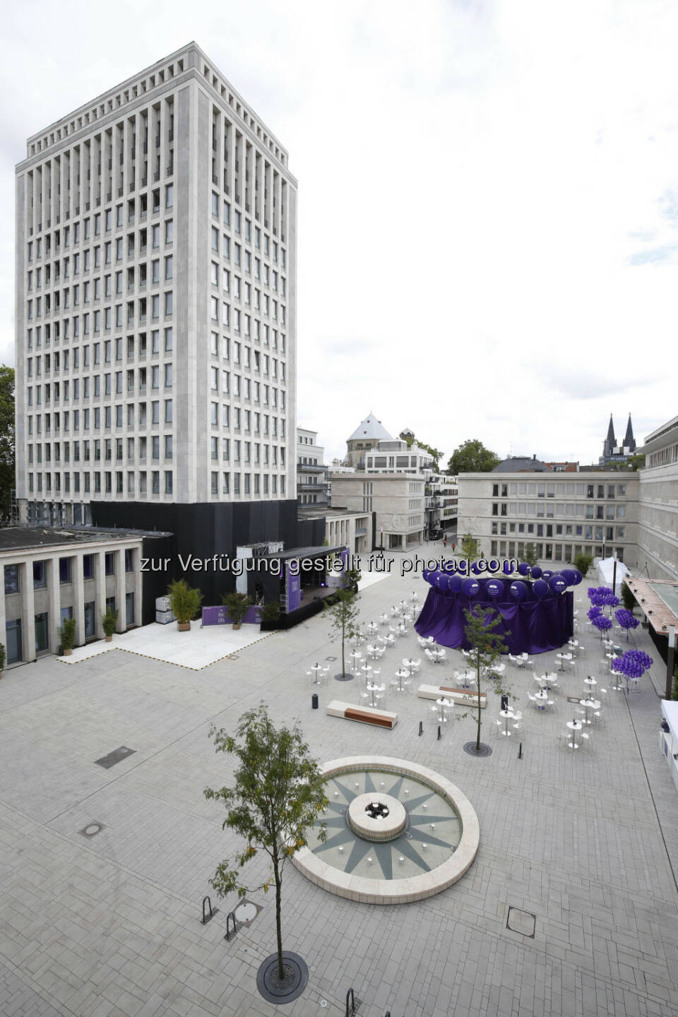 Gereonshof, Gerling Quartier : Die IMMOFINANZ schließt in Kürze bei ihrer größten deutschen Projektentwicklung, dem Gerling Quartier in Köln, den ersten Bauabschnitt ab. Am ehemaligen Sitz des Gerling Versicherungskonzerns entsteht damit ein Innenstadtviertel für hochwertigen Wohn- und Büroraum mit einer Nutzfläche von insgesamt rund 75.000 m². Heute, Freitag, wurde der im Stil einer italienischen Piazza gestaltete zentrale Platz, der Gereonshof, feierlich eröffnet und an die Kölner Bevölkerung übergeben : ©Immofinanz