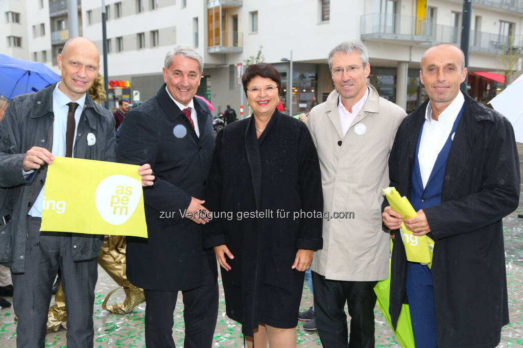 Alexander Kopecek (Wien3420, Vorstand), Ernst Nevrivy (BV Donaustadt), Renate Brauner (Vizebgmst. Stadt Wien), Gerhard Schuster (Wien 3420, Vorstand), Alexander Eck (SES) : Mit einem großen Straßenfest hat aspern Seestadt Freitag Nachmittag die offizielle Eröffnung der ersten gemanagten Einkaufsstraße Österreichs gefeiert : Fotocredit: Wien 3420 Aspern Development AG/APA-Fotoservice/Schedl, © Aussender (25.09.2015) 