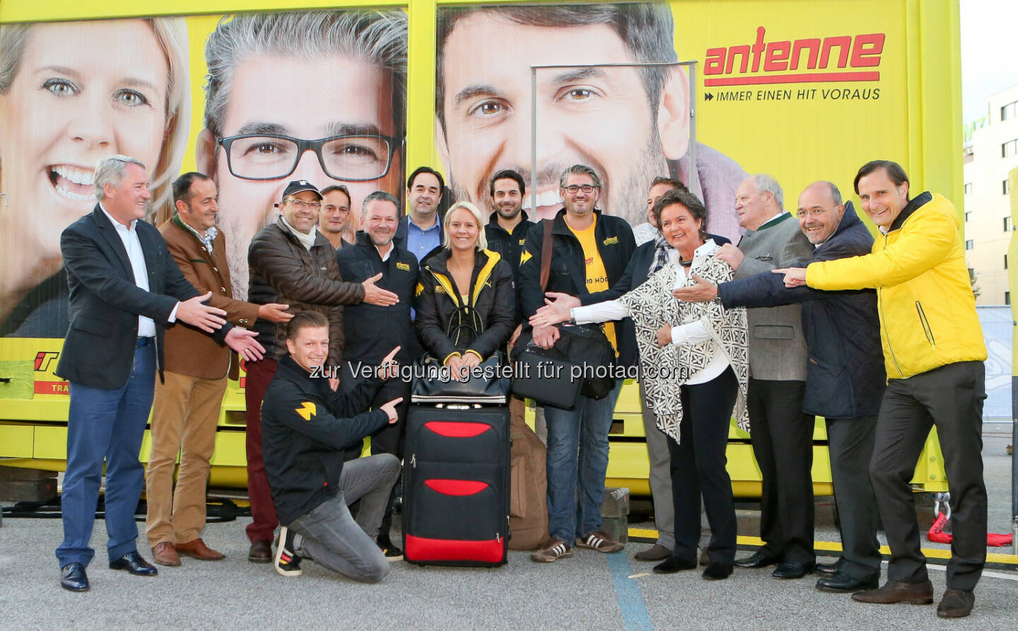 Das Antenne Moderatoren-Team Axmann, Wallis, Schmidt flankiert von Alexander Pongratz, Anton Grübler (Pongratz Bau), Peter Huber (Messe Graz), Wolfgang Semmler (Semmler Containervermietung), Gottfried Bichler (Antenne), Armin Egger (Messe Graz), Heinz Ulbl, Daniela Müller-Mezin, Friedrich Jerich (Jerich Trans), Rudolf Kuzmicki (Antenne), Klaus Schweighofer (Styria Media Group) : Das höchste schwebende Studio Österreichs: Antenne Steiermark startet Mission Kran : Eine Woche lang leben die Antenne Muntermacher in an einem Kran schwebenden Container in 15 Meter Höhe und moderieren von dort aus, dem höchsten schwebenden Sendestudio Österreichs : Fotocredit: GEPA pictures/ Christian Walgram