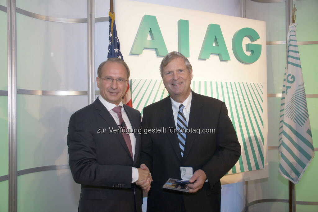 Kurt Weinberger (Aiag-Präsident), Tom Vilsack (US-Landwirtschaftsminister) : US-Landwirtschaftsminister Tom Vilsack folgt Einladung von Aiag-Präsident Kurt Weinberger zum weltweiten Agrarversicherungskongress in Amerika : Vilsack hält Ernteversicherungen auf PPP (Private Public Partnership) - Basis zur Sicherung der Lebensmittelversorgung für unverzichtbar : © ÖHV, © Aussender (29.09.2015) 