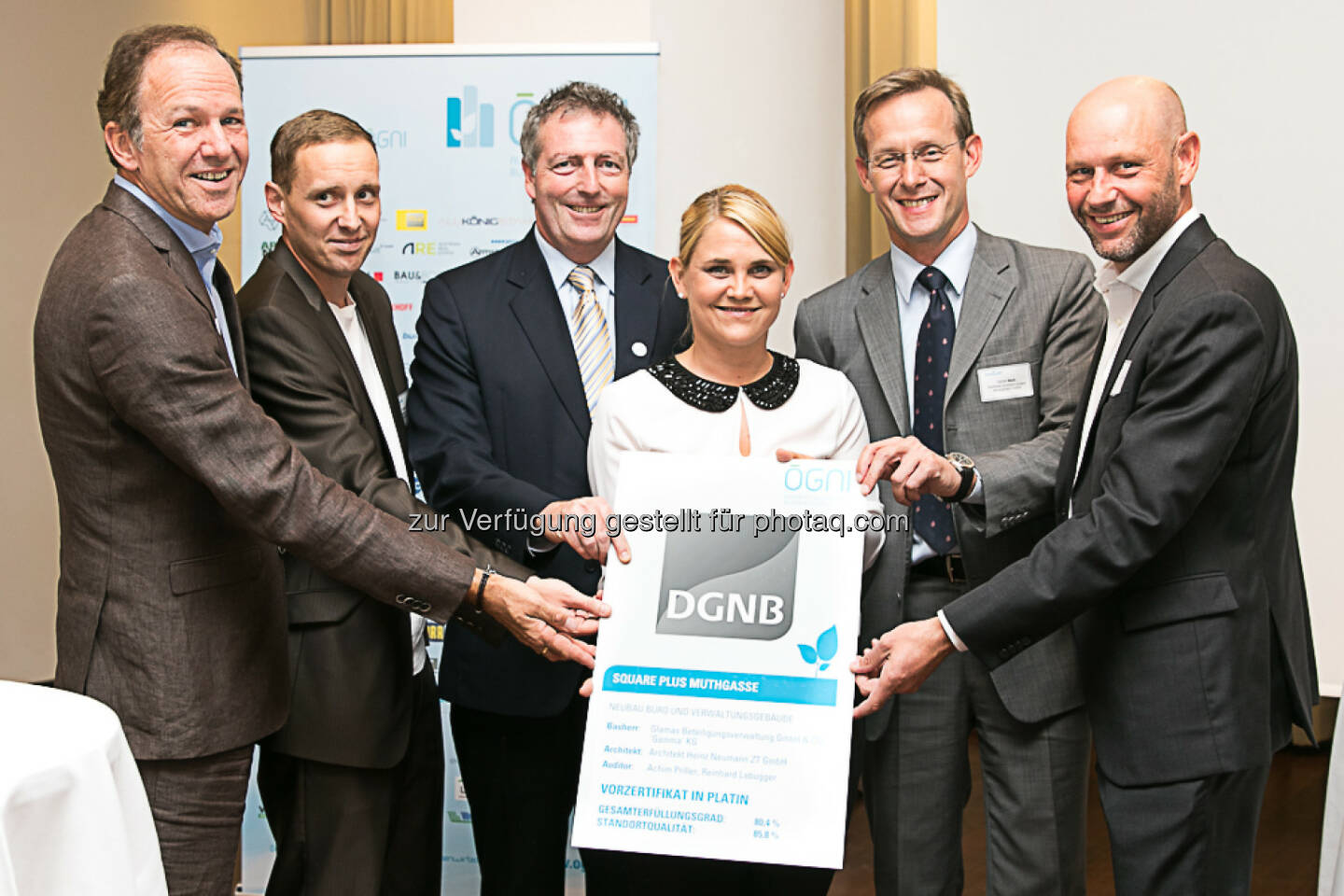 Reinhard Labugger (Ögni Auditor), Achim Priller, Christian Kerth (beide Raiffeisen evolution), Ines Reiter (Ögni), Gerald Beck, Bernhard Weixelbraun (beide Raiffeisen evolution) : Österreichische Gesellschaft für Nachhaltige Immobilienwirtschaft : erste Auszeichnung in Platin geht an Raiffeisen evolution : Fotocredit: CityFoto