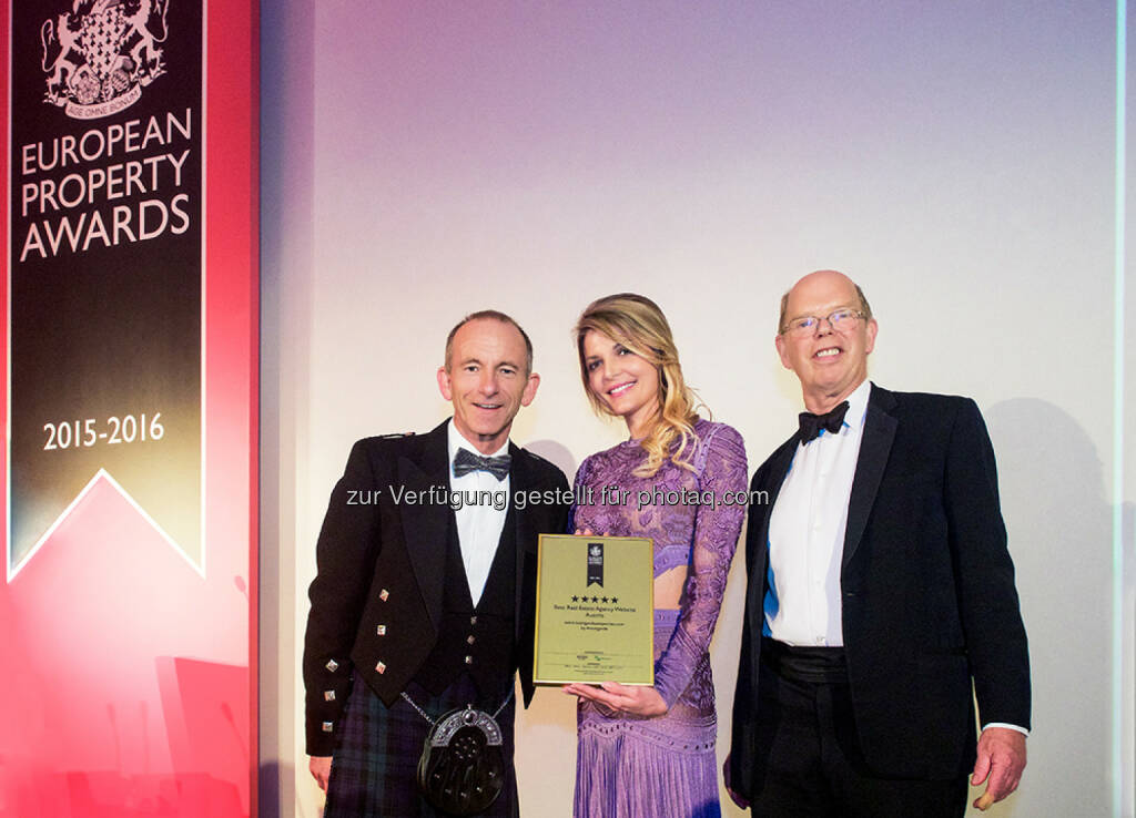 Stuart Shield (Chairman, International Property Awards), Sophie Karoly (Avantgarde Properties), Lord Caithness (Chairman of Judging, International Property Awards) : Verleihung der European Property Awards in London im exklusiven Grosvenor House Hotel im Londoner Stadtteil Mayfair : AvantgardeProperties.com zur besten Immobilienwebsite Österreichs gekürt : Fotocredit: Avantgarde Properties GmbH/Fenn, © Aussendung (30.09.2015) 