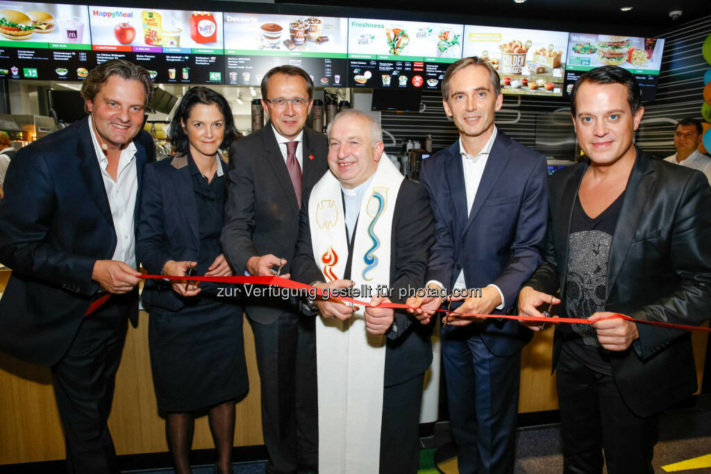 Andreas Schwerla (Franchisenehmer), Alexandra Lindenhofer (Restaurantmanagerin), Matthias Stadler (Bgmstr. St. Pölten), Weithold Prusinski (Pfarrer), Andreas Schmidlechner (McDonald’s Österreich Managing Director), Gregor Glanz (Entertainer) : Offizielle Eröffnung McDonald’s Restaurant in St. Pölten : Fotocredit: McDonald’s Österreich, © Aussendung (30.09.2015) 