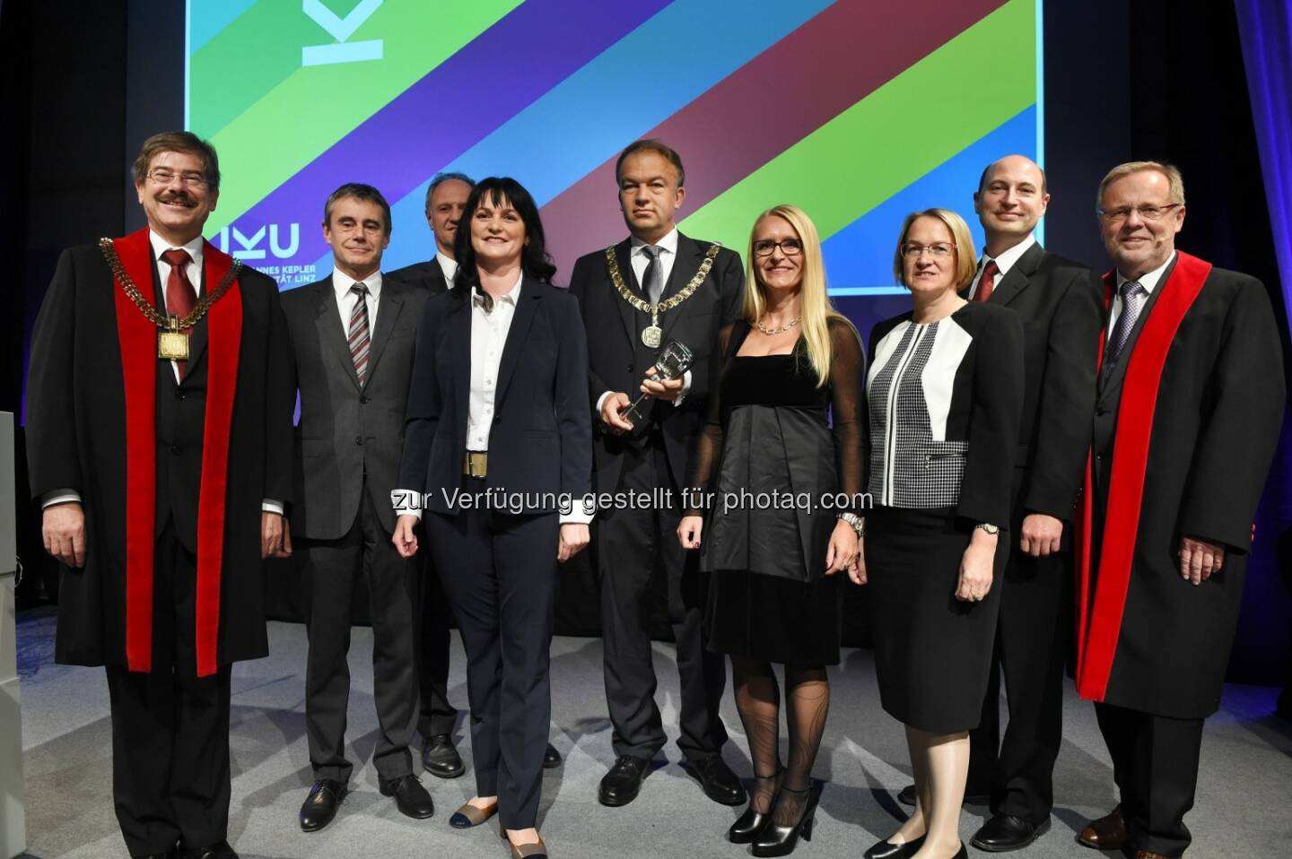 Helmut Pernsteiner (Senatsvorsitzender), Heinrich Schaller (Uniratsvorsitzender), Andreas Janko (Vizerektor für Lehre und Studierende), Petra Apfalter (Vizerektorin für Medizin und Dekanin der Medizinischen Fakultät), Meinhard Lukas (Rektor), Barbara Romauer (Vizerektorin für Finanzen), Dorothea Greiling (Vizerektorin für Personal, Diversity und IT), Alexander Egyed (Vizerektor für Forschung), Richard Hagelauer (ehemaliger Rektor) : Feierliche Inauguration an der Johannes Kepler Universität : Richard Hagelauer übergab das Amt des Rektors an seinen Nachfolger Meinhard Lukas : Fotocredit: JKU