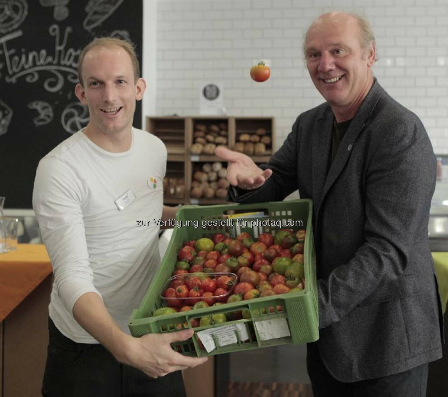 Franz Seher (CEO holis market), Josef Zotter (Chocolatier) : Crowdfunding von holis market auf der Plattform Green Rocket : Verpackungslos einkaufen bei holis market, dem ersten ganzheitlichen Marktplatz für gesunde Bio-Lebensmittel, der komplett auf Verpackungen verzichtet : © Scholz + Partner