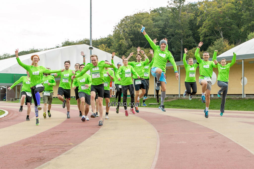 Team wikifolio Runplugged Runners, jump, yes, Sprung, © Martina Draper/photaq (04.10.2015) 
