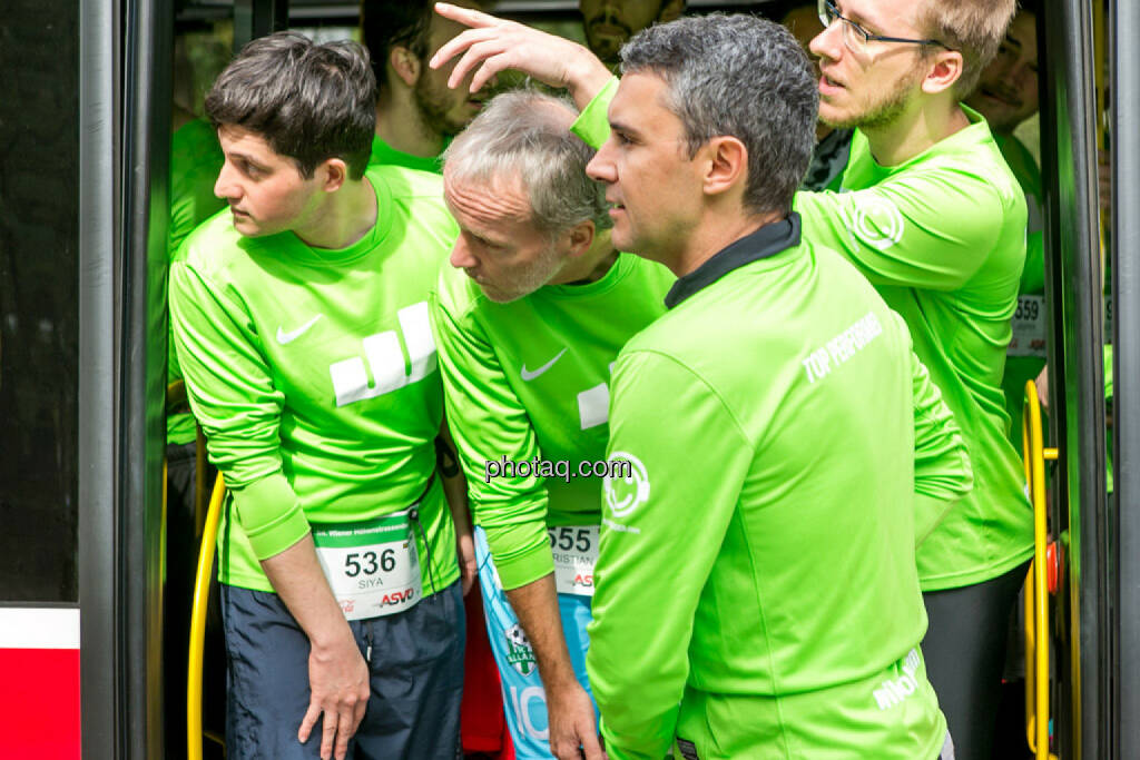 Team wikifolio Runplugged Runners, Stefan Kainz (wikifolio), Christian Drastil, warten, schauen, Ausschau halten, © Martina Draper/photaq (04.10.2015) 