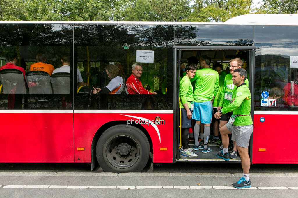 5k Runplugged Runplugged Opening, Bus, warten, © Martina Draper/photaq (04.10.2015) 