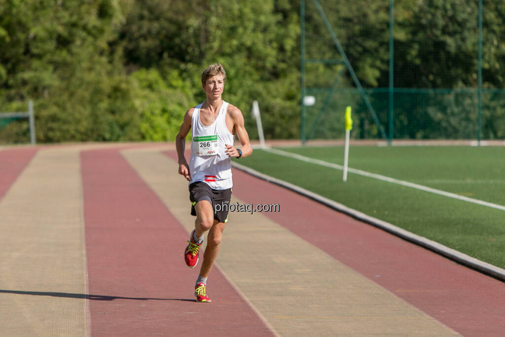 Timon Theuer, 3. Platz  67. Internationaler Höhenstraßenlauf Classic, © Martina Draper/photaq (04.10.2015) 