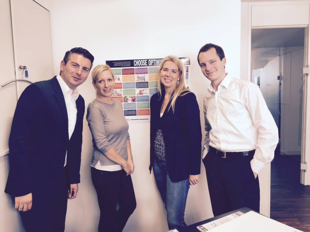 Das Team des Choose Optimism Partners S Immo vor dem Poster 2015 (05.10.2015) 