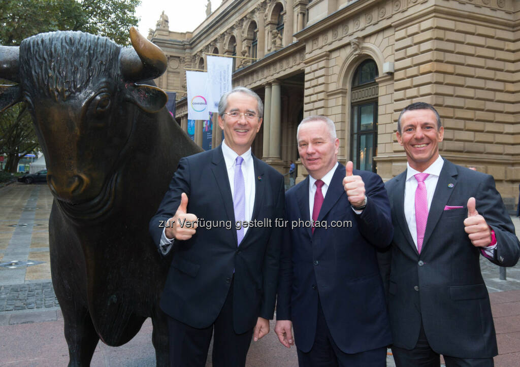 Covestro-Vorstandschef Patrick Thomas, Andreas Preuß, Vize-Vorstand Deutsche Börse AG, und Covestro-Finanzvorstand Frank H. Lutz vor der Frankfurter Wertpapierbörse: Covestro an der Börse gestartet (C) Covestro, © Aussender (06.10.2015) 