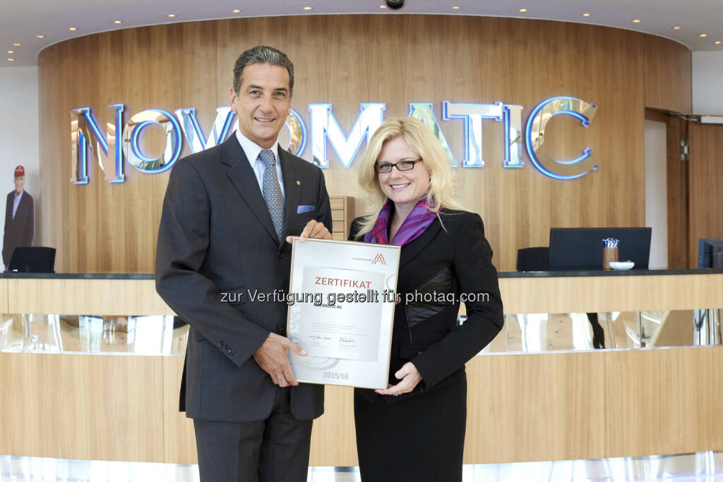 Harald Neumann (Novomatic-Vorstandsvorsitzender), Monica Rintersbacher (Leitbetriebe Austria-GF) : Novomatic erhält Leitbetriebe Austria-Zertifikat : © Sabine Klimt, © Aussendung (07.10.2015) 