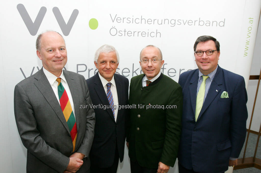 Othmar Thann (Direktor KFV), Erich Leiß (Wiener Städtische Versicherung AG Vienna Insurance Group, Sprecher Kfz-Sektion VVO), Peter Lebersorger (Generalsekretär der Zentralstelle Österreichischer Landesjagdverbände), Louis Norman-Audenhove (Generalsekretär des österreichischen Versicherungsverbandes VVO) : Herbst: Risikozeit für Wildunfälle : Fotocredit: VVO Versicherungsverband Österreich/APA-Fotoservice/Hautzinger, © Aussender (07.10.2015) 