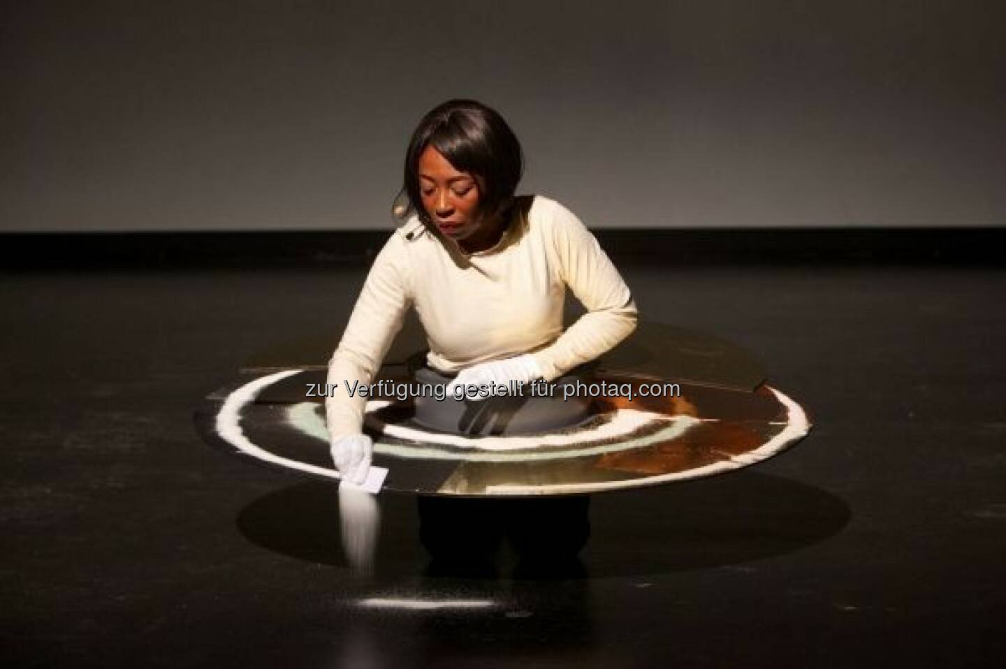 Otobong Nkanga, 'Glimmer Fragments Performance' 2014 © the artist : BMW Tate Live Performance Room 2015 mit Mary Reid Kelly, Otobong Nkanga, Naufus Ramírez-Figueroa, Michael Smith : ©BMW Group