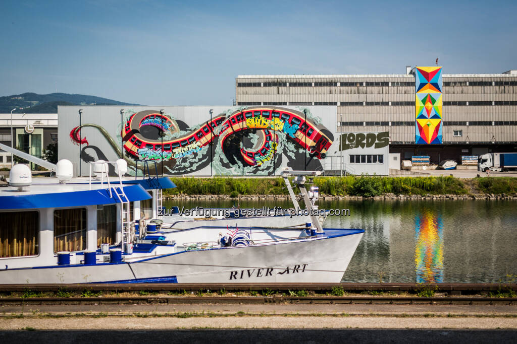 Lords Of The Red Dragon von der Lords Crew (USA/Österreich: Lord Nychos, Lord Quake, Lord Fader, Lord Shed, Lord Shue, Lord Phekt) : Luz De Linz - Das spezielle Licht im Linzer Hafen  von  Flix aus Caracas, Venezuela : Galerie Eröffnung: Mural Harbor - Die Hafengalerie : 50 Bilder von Künstlern aus 20 Nationen in einer Freiluft Galerie im Linzer Hafen : Fotocredit: Mural Harbor/Greindl, © Aussendung (07.10.2015) 