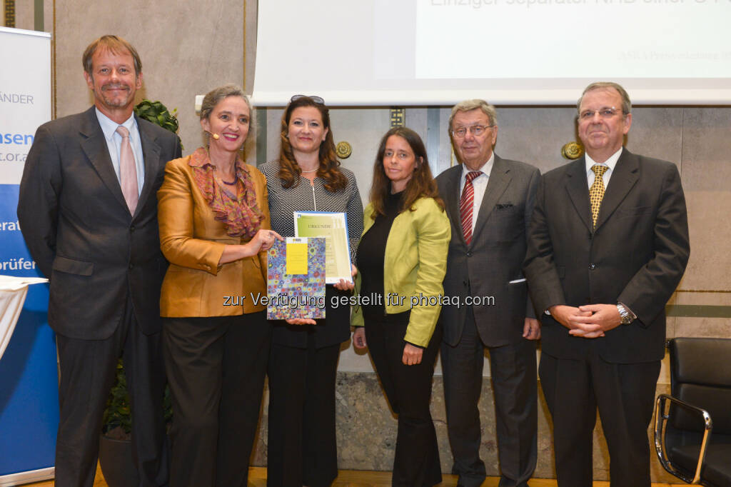 Wolfram Tertschnig (bmlfuw), Christine Jasch (Leitung der Asra-Jury), Andrea Sihn-Weber (RZB), Anita Lang (RZB), Jakob Schmalzl (Kammer der Wirtschaftstreuhänder), Michael Schober (Institut Österreichischer Wirtschaftsprüfer) : RZB-Gruppe und Valida Vorsorge Management beim Austrian Sustainability Reporting Award 2015 ausgezeichnet : Fotocredit: KWT / Robert Herbst, POV, © Aussendung (08.10.2015) 