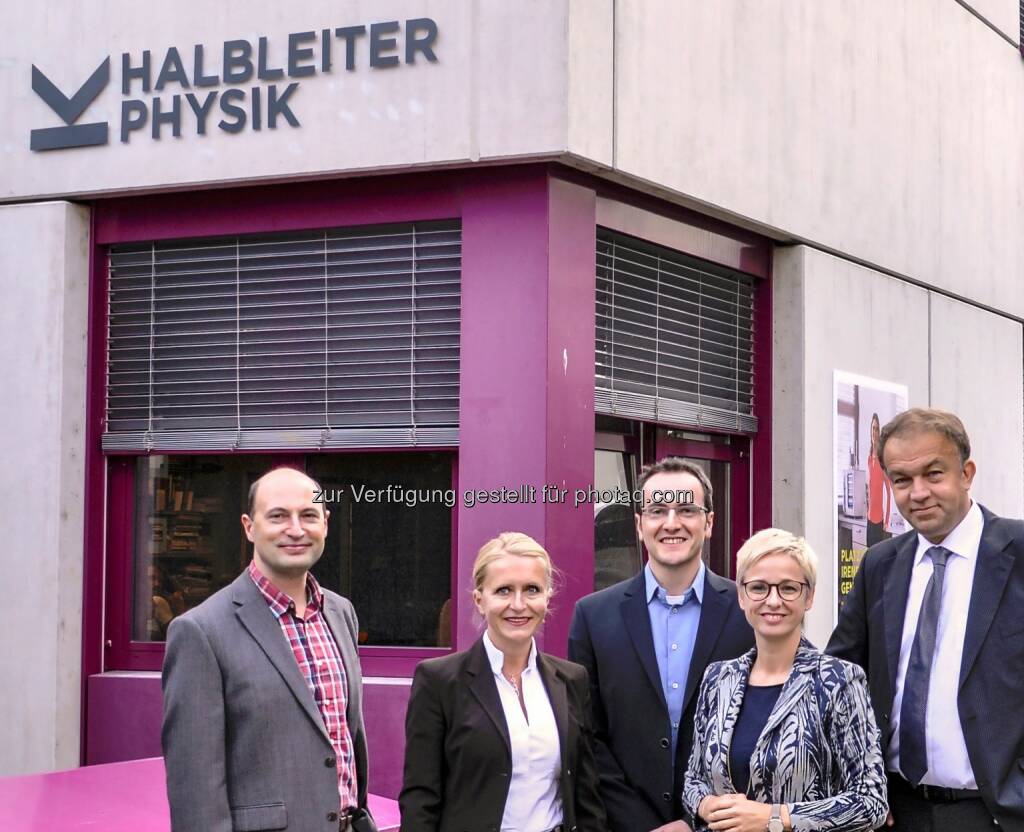 Alexander Egyed (Vizerektor für Forschung), Barbara Romauer (Vizerektorin für Finanzen), Armando Rastelli (Institutsleiter), Doris Hummer (Landesrätin), Meinhard Lukas (Rektor) : Am Institut für Halbleiter- und Festkörperphysik der Johannes Kepler Universität Linz wurde eine neue Elektronenstrahllithografie-Anlage in Betrieb genommen. Möglich wurde die 670.000 Euro teure Investition durch die Unterstützung des Landes Oberösterreich : ©JKU, © Aussendung (08.10.2015) 