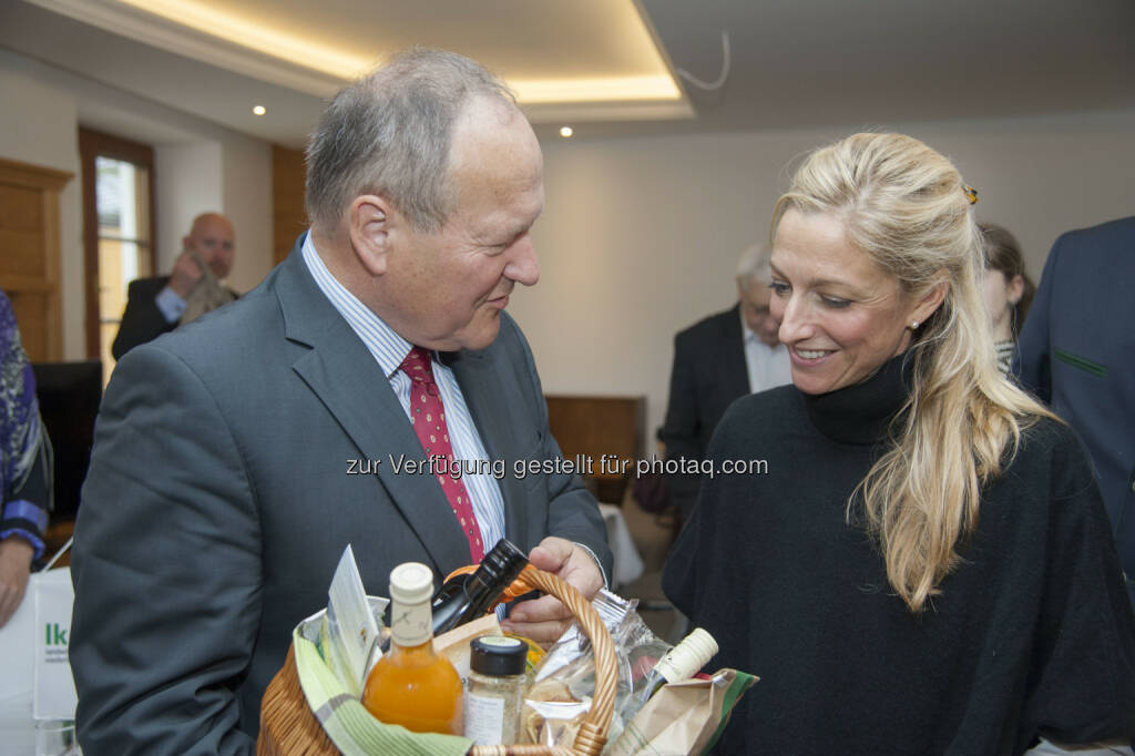 Hermann Schultes (LK-Präsident NÖ), Alexa Wesner (US-Botschafterin) : Landwirtschaft stimmt TTIP nur bei Vorteilen für heimische Betriebe zu : Schultes: Bäuerliche Ecksteine sind keine verhandelbare Manövriermasse : Fotocredit: LK NOe/Eva Posch, © Aussender (08.10.2015) 