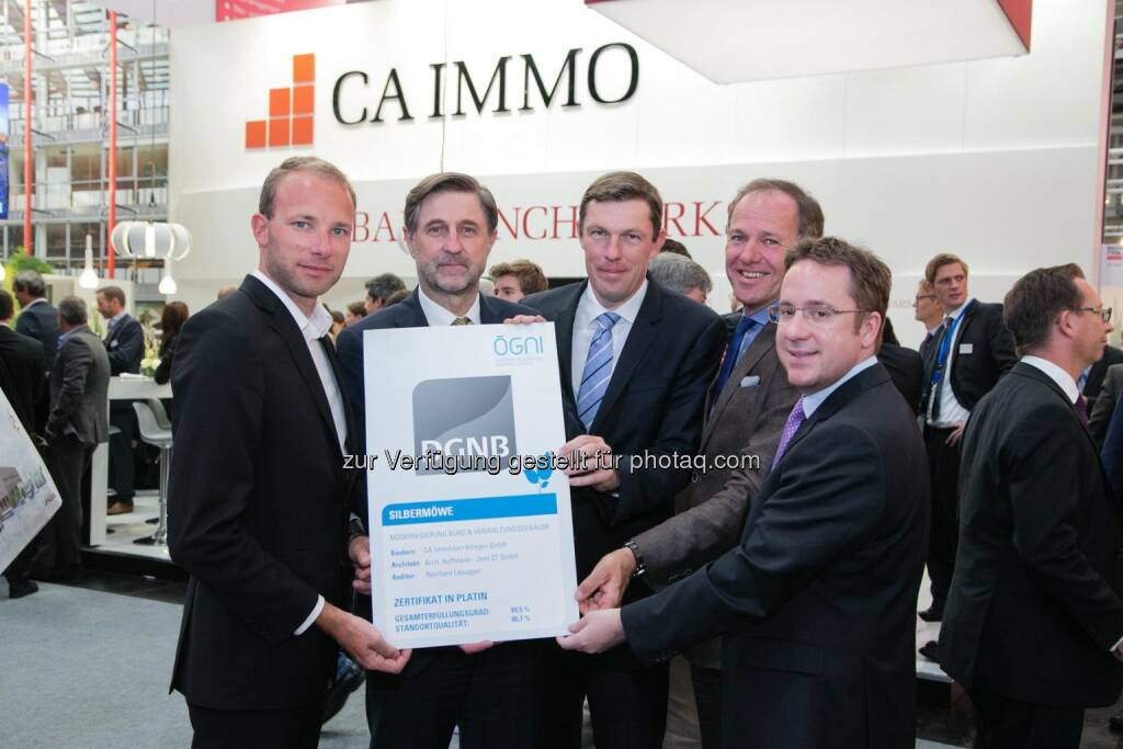 Michael Labugger (Ögni Auditor), Bruno Ettenauer (Vorstand CA Immo), Wolfgang Kurzacz (CA Immo), Reinhard Labugger (Ögni Auditor), Philipp Kaufmann (Ögni Gründungspräsident) : Verleihung des Dgnb Zertifikates in Platin an das Projekt Silbermöwe der CA Immo bei der Expo Real 2015 in München, die ein voller Erfolg war und die wichtigste Plattform für die Bau- und Immobilienwirtschaft ist : Fotocredit: Cityfoto.at/Pelzl, © Aussendung (09.10.2015)