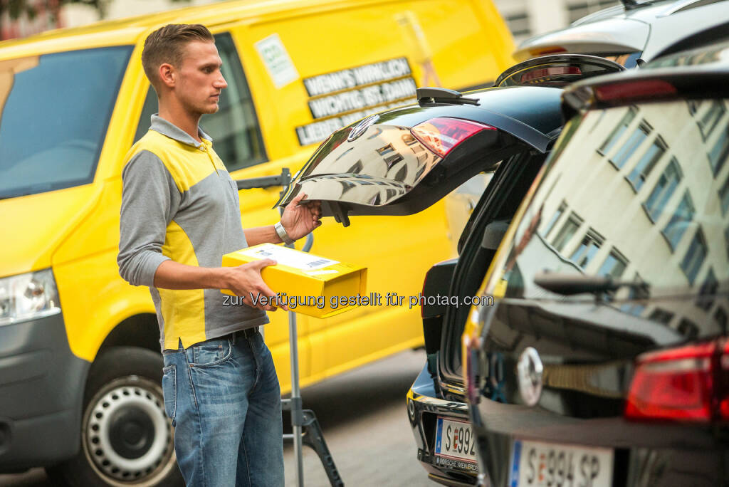 Kofferraumzustellung : Abholbereit im Auto: Post, T-Systems und VW testen neue Wege der Paketzustellung : Feldtest zu einer völlig neuen Form der Zustellung: Die Kofferraumlogistik. Dabei erfolgt die Zustellung der Pakete in den Kofferraum des eigenen Autos des Kunden : Fotocredit: Österreichische Post/Houdek, © Aussender (09.10.2015) 