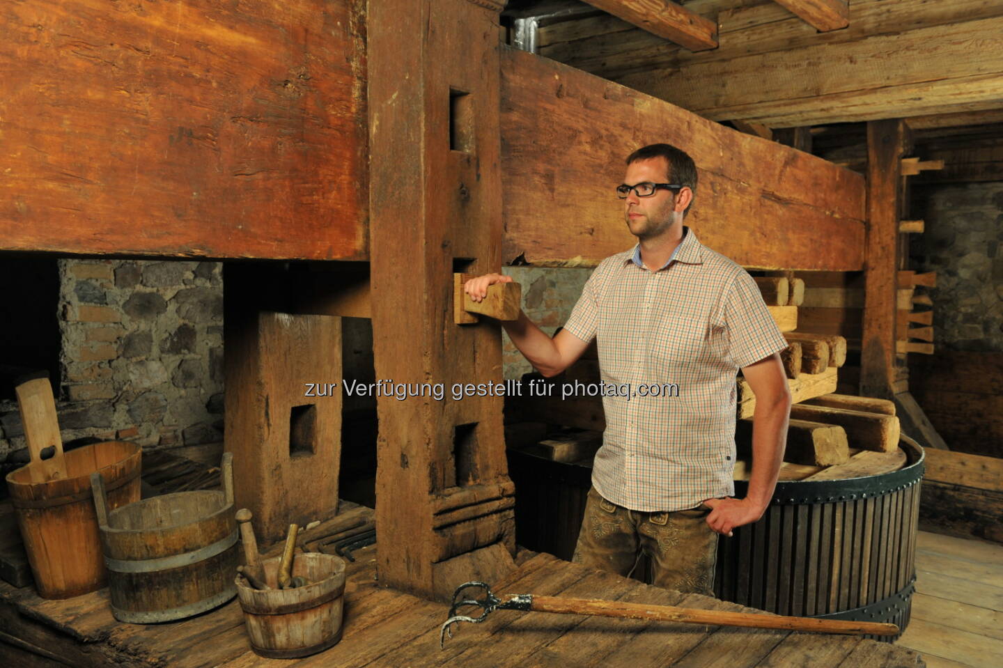 Nikolaus Saahs, Weinpresse am Nikolaihof/Wachau : Weltgrößte Baumpresse wieder in Betrieb : Seit mittlerweile über 350 Jahren befindet sich die Presse, dessen Pressbaum über 12 Meter lang ist und einst aus einer einzigen, hunderte Jahre alten Ulme gehackt wurde, am Nikolaihofs : Fotocredit: Nikolaihof Wachau/Semrad