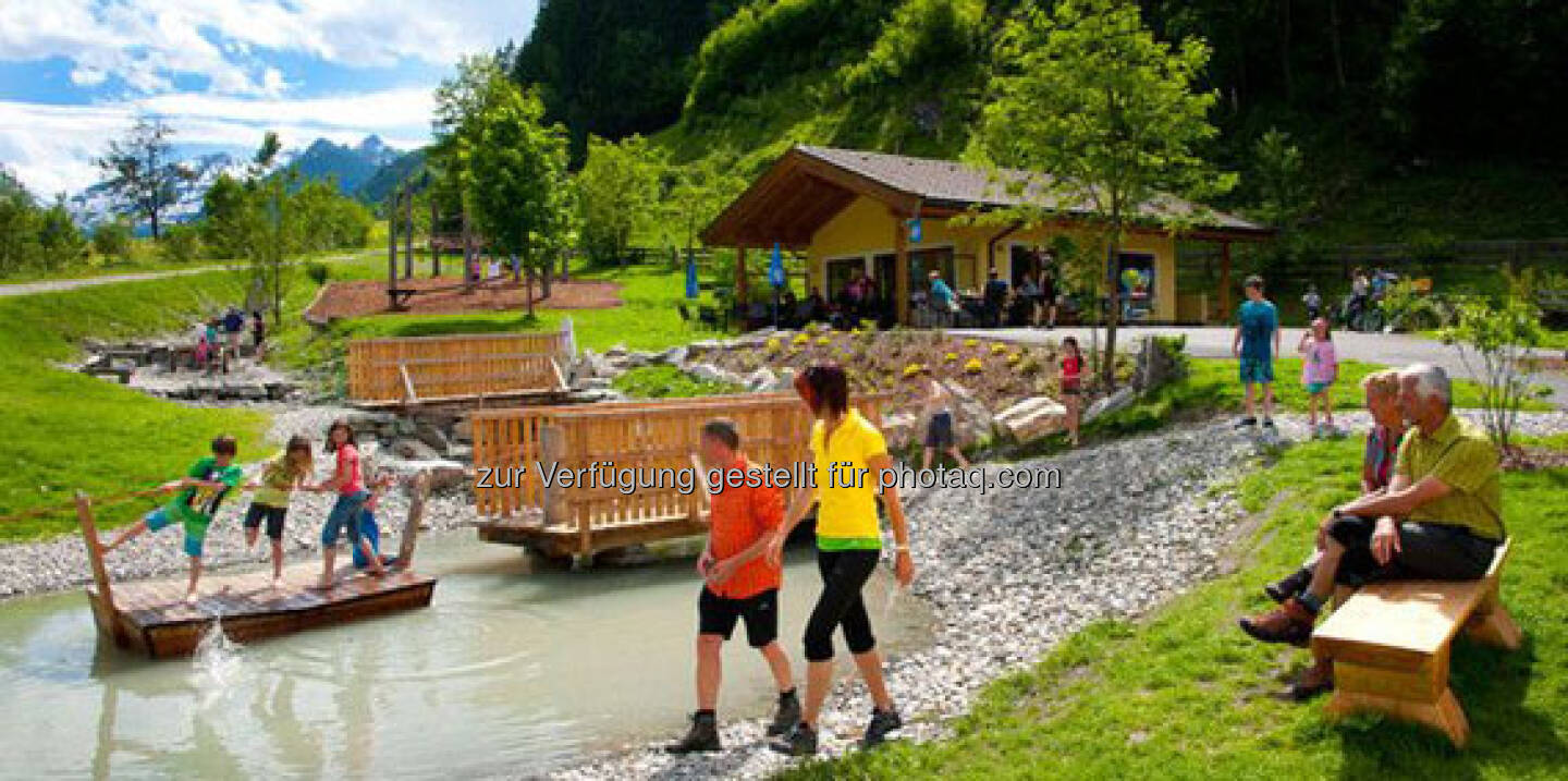 Ein Tal schafft WasserKOMMUNIKATION

Auf 2,5 Kilometern schlängelt sich der Wasserinformationsweg durchs Raurisertal. Wanderinnen und Wanderer können sich hier über die kristallklaren Quellen und die lokalen Besonderheiten informieren. Der „Urquell“ oder das „Waldgeheimnis“ sind optimale Plätze, um sich die müden Beine auszuruhen, während die Kinder am Wasserspielplatz herumtollen. Die Gemeinde Rauris kombiniert damit Erholung und Information und sensibilisiert Besucherinnen und Besucher für das Thema Wasser.
