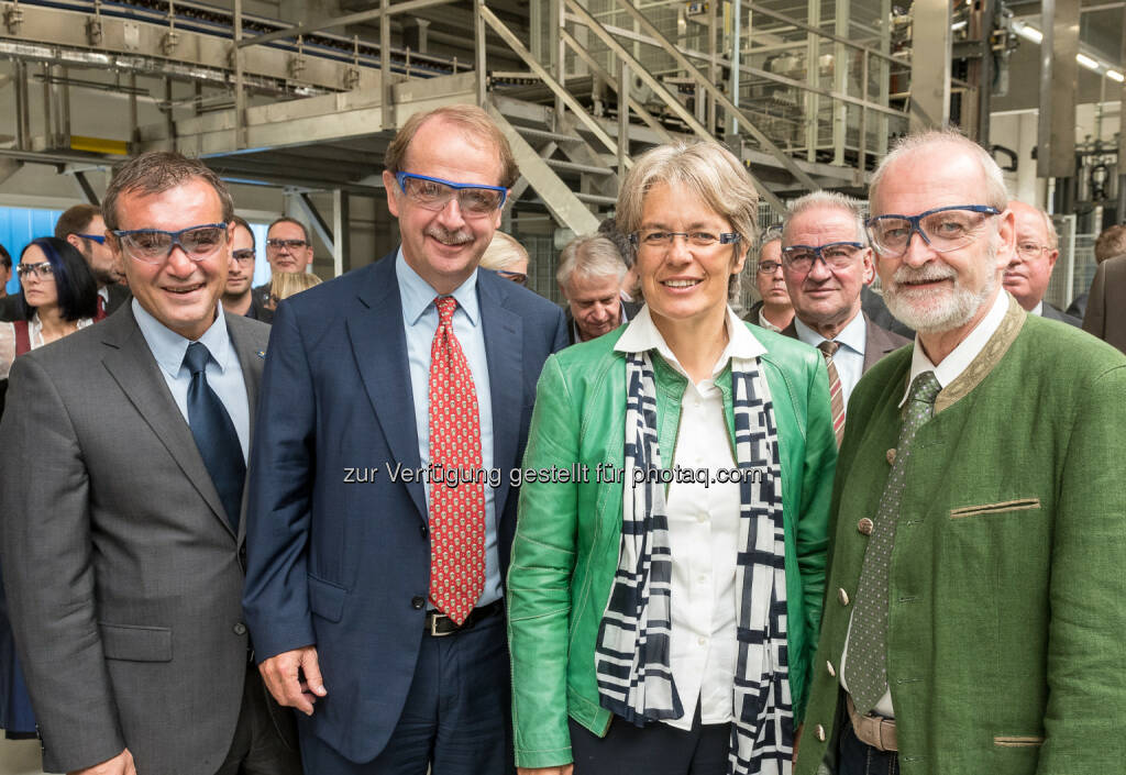 Anton Erber (Landtagsabgeordneter), Markus Liebl (Brau Union Österreich Gen.Dir.), Petra Bohuslav (Landesrätin), Günther Leichtfried (Bürgermeister Wieselburg) : Brauerei Wieselburg setzt mit Investitionen und Innovationen ein starkes Zeichen für den Standort : Fotocredit: Brau Union Österreich / Voglhuber, © Aussendung (12.10.2015) 