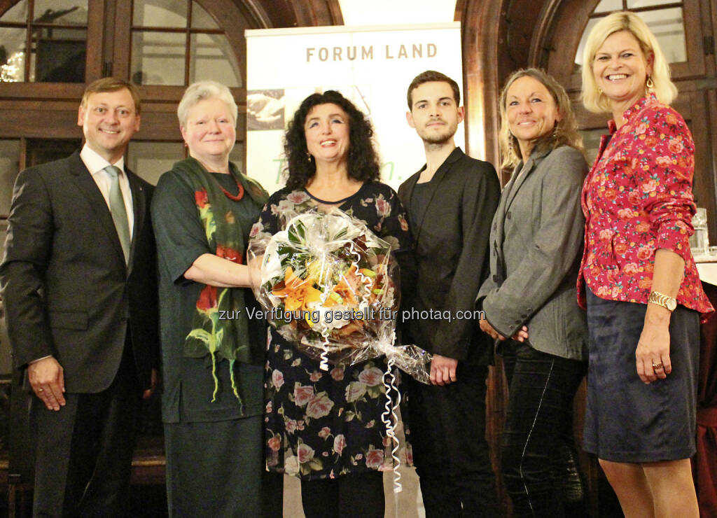 Johann Höfinger (NAbg.), Rosa Raab (Dir. Hbla Sitzenberg), C.H. Huber (Gewinnerin Kategorie „Prosa“), Thomas Kodnar (Gewinner Kategorie „Junge Autoren“), Martina Sens (Gewinnerin Kategorie „Lyrik“), Klaudia Tanner (Dir. NÖ Bauernbund, Obfrau Forum Land) : Forum Land: Preisverleihung und Buchpräsentation zum Literaturwettbewerb 2015 : Fotocredit: BZ/Eva Riegler, © Aussendung (12.10.2015) 