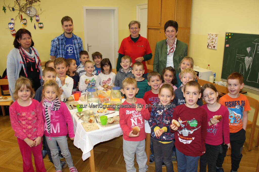 Christine Sommergruber (Volksschullehrerin Josefinum), Johannes Traxler (Volksschullehrer Josefinum), Annette Glatzl (Seminarbäuerin), Andrea Schwarzmann (Bundesbäuerin) : Landwirtschaft zum Anfassen in der Volksschule : Bundesweite Bäuerinnen-Herbstaktion rund um den Welternährungstag :  Fotocredit: Arge Bäuerinnen/A.Schreiner, © Aussendung (12.10.2015) 