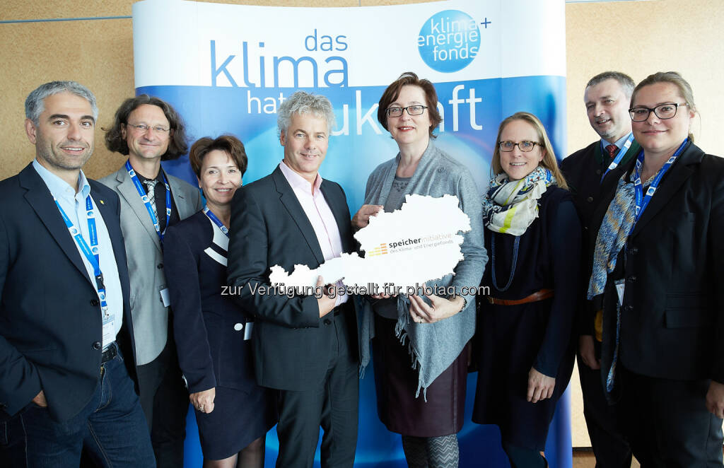 Christian Fink (AEE Intec), Gerfried Jungmeier (Joanneum Research), Atanaska Trifonova (AIT), Ingmar Höbarth (Klima- und Energiefonds), Theresia Vogel (Klima- und Energiefonds), Alexandra Schwaiger-Faber (e-control), Andreas Werner (TU-Wien), Andrea Edelmann (EVN) : Klima- und Energiefonds startet Speicherinitiative : Die Energiewende auf Basis von erneuerbaren Energien ist zur wirtschaftlichen Realität geworden : Die Speicherinitiative wird in Kooperation mit den Ministerien für Verkehr, Innovation und Technologie (bmvit) und für Land-und Forstwirtschaft, Umwelt und Wasserwirtschaft (bmlfuw) durch geführt : Fotocredit: Klima- und Energiefonds/APA-Fotoservice/Preiss, © Aussendung (12.10.2015) 