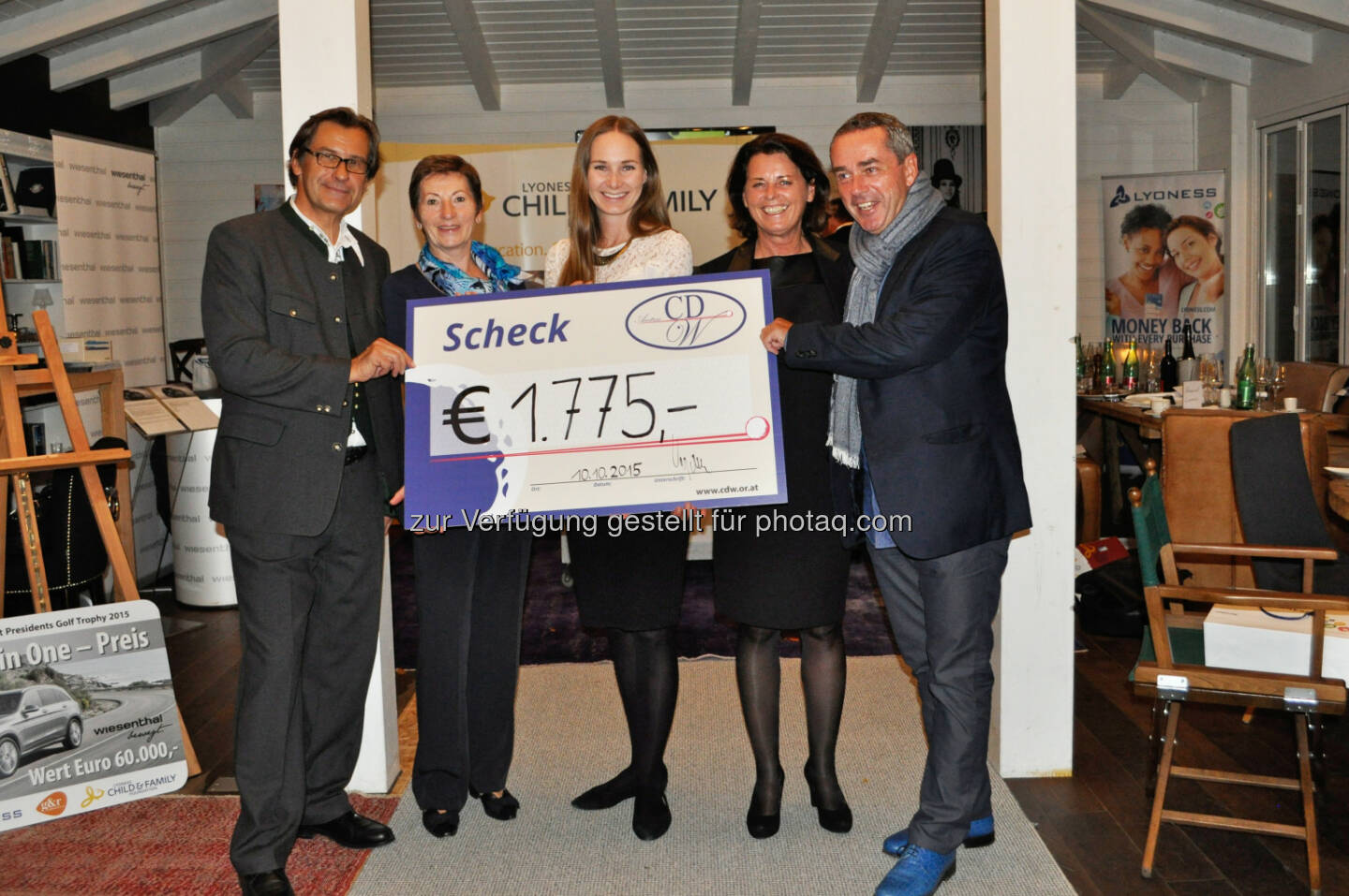 Josef Vuzem (CDW-Präsident), Silvia Dick (Fa. Wiesenthal), Nina Passegger (Verein Lyoness Child & Family Foundation), Silvia Kelemen Weihs (Lyoness), Wolfgang Fischer (Golf & Reisen) : Übergabe des Tombola-Erlöses : Ein Golftag im Zeichen der Wohltätigkeit: Gesponsert von der Shopping Community Lyoness und in Kooperation mit dem Lyoness Partnerunternehmen Golf & Reisen ging am 10. Oktober die Club Diplomatie & Wirtschaft Presidents Golf Trophy 2015 über die Bühne. Fotocredit: Lyoness