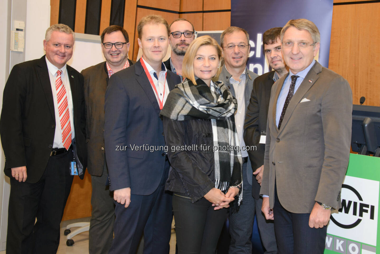 Werner Krausler (Fachinspekt. IKT LSR Stkm.), Christian Rupp (Bundeskanzleramt), Gerald Martinetz (Fabasoft Austria), Dominic Neumann (WKO-Stmk.), Daniela Gmeinbauer (GR Stadt Graz), Helmut Leopold (AIT), Bernd Steiner (Landescshulinsp. Stmk.), Josef Herk (Präs. WKO Stmk.) : ich bin online-Eröffnungstalk : Es diskutieren Experten mit Schülern und Lehrern über die Arbeitswelten von Morgen. Dieses innovative Format mit den pädagogischen E-Schwerpunkten findet in ganz Österreich statt : Fotocredit: Initiative ich bin online/APA-Fotoservice/Jamnig