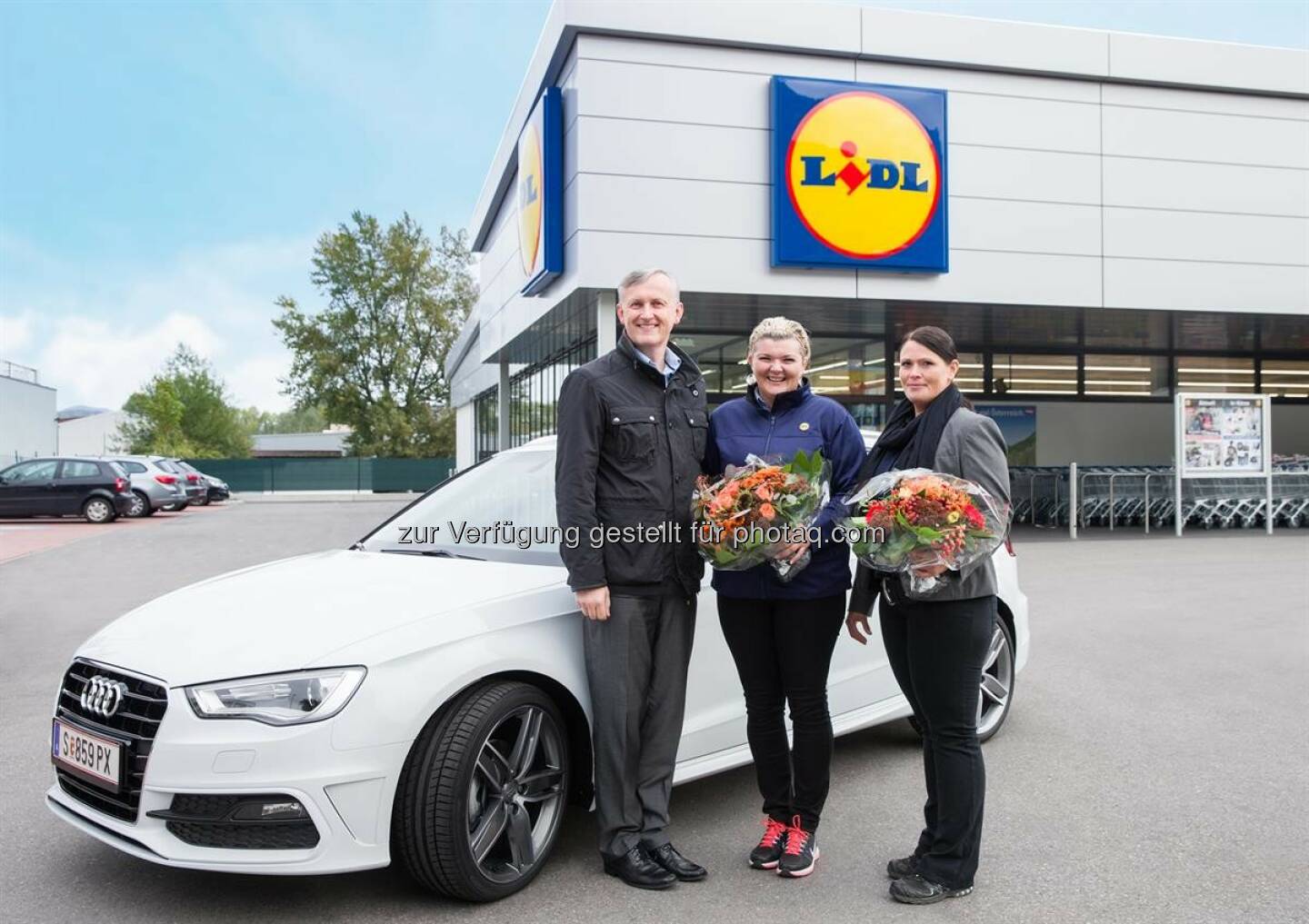 Alexander Deopito (Vors. Geschäftsleitung Lidl Österreich), Arabella Alic (Filialleiterin Lidl Salzburg Bahnhofstraße), Farida Homburg (Filialleiterin Lidl Salzburg Münchner Bundesstraße) : Größtes Personalentwicklungsprojekt der Unternehmensgeschichte : Lidl Österreich stellt Filialleiter in den Mittelpunkt eines einzigartigen Weiterbildungs- und Qualifizierungs-Programms :  © Lidl Österreich