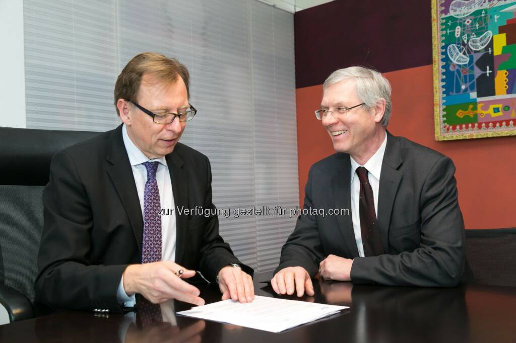 Christian Buchmann (Wirtschaftslandesrat), Johann Harer (HTS-Geschäftsführer) : Weltgrößte Pharmazulieferer-Messe in Madrid mit starker steirischer Beteiligung :  Fotocredit: Human Technology Styria GmbH, © Aussender (13.10.2015) 