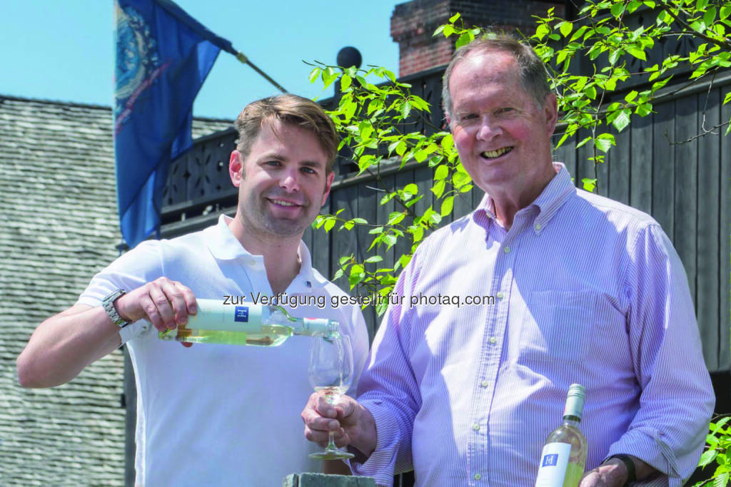 Christof Höpler (Winzer), Johannes von Trapp (President Trapp Family Lodge, Vermont) : Höpler Weine bei der Trapp Familie und Sound of Music Gala : Höpler produziert seit 1975 die Hausweine der Trapp Family Lodge in Vermont. Am Sa, 17.10. werden diese in Salzburg bei der 50-Jahr-Gala für The Sound of Music ausgeschenkt :  Fotocredit: Höpler/Bentz, © Aussender (14.10.2015) 