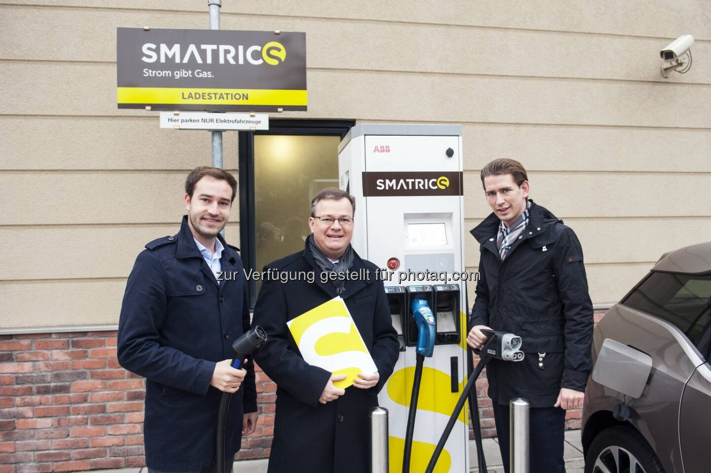 Außenminister Kurz besucht Smatrics High-Speed-Ladestation für E-Autos - JVP-Generalsekretär Stefan Schnöll, Smatrics Geschäftsführer Michael-Viktor Fischer, Bundesminister Sebastian Kurz (Bild: Smatrics)