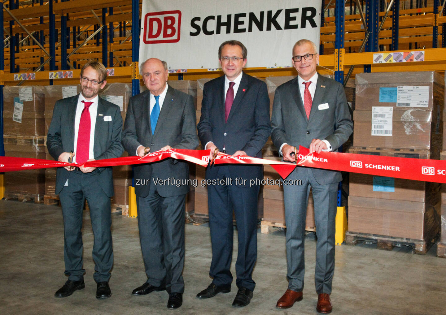 Christian Rankl, Geschäftsstellenleiter von DB Schenker in St. Pölten; Erwin Pröll, Landeshauptmann von Niederösterreich; Matthias Stadler, Bürgermeister der Landeshauptstadt St. Pölten; Kurt Leidinger, CEO von DB Schenker in Österreich und Südosteuropa - Feierliche Eröffnung des neuen Logistik-Zentrums in St. Pölten (Bild: DB Schenker)