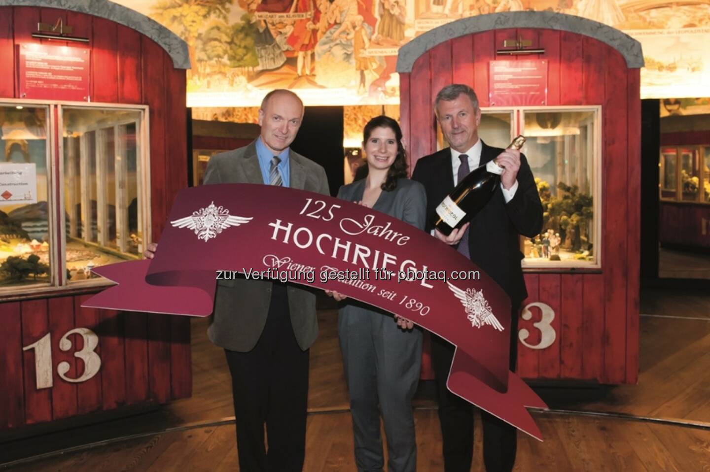 Johann Grames (Kellermeister), Julia Bauer (Hochriegl Brandmanagerin), Walter Wallner (Top Spirit Geschäftsführer) : Hochriegl feiert Jubiläum im Wiener Riesenrad : 125 Jahre prickelndes Wien : Mit erfolgreichen Innovationen zur absatzstärksten österreichischen Sektmarke :  Fotocredit: leadersnet/Auer