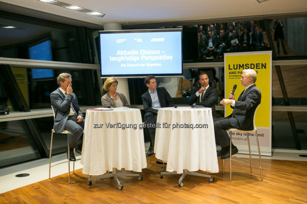 Christian Knill (CEO Knill Energy), Bettina Glatz-Kremsner (Vorstand Casinos Austria & Österreichische Lotterien), Außenminister Sebastian Kurz, Robin Lumsden (Lumsden and Partners), Peter Pelinka, © Martina Draper (16.10.2015) 