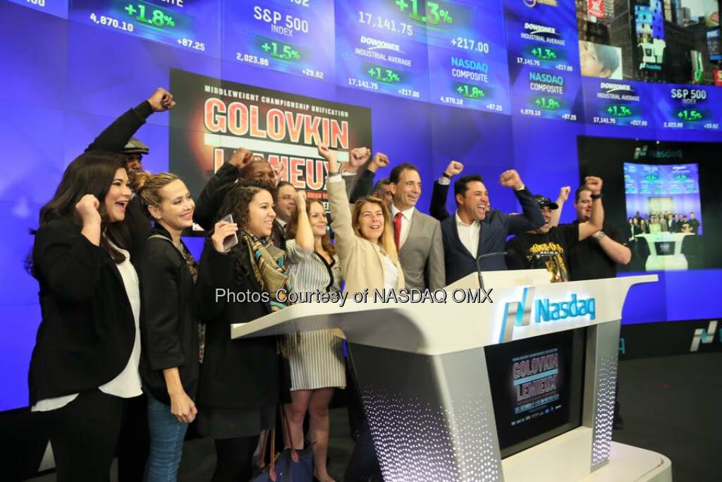 #goldenboy Oscar De La Hoya and Bernard The Alien Hopkins ring the Nasdaq Opening Bell to celebrate #GolovkinLemieux on HBO!  Source: http://facebook.com/NASDAQ (18.10.2015) 