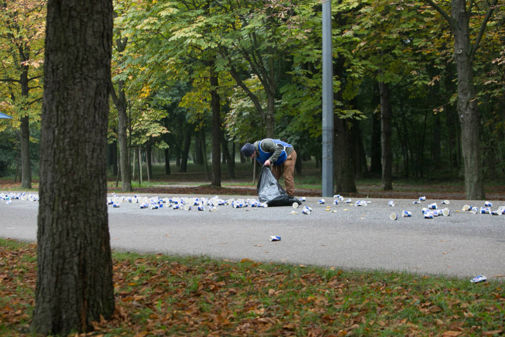 LCC Herbstmarathon 2015, Becher einsammeln, © Martina Draper (19.10.2015) 