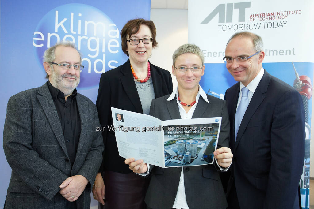 Theodor Zillner (BM für Verkehr, Innovation und Technologie), Theresia Vogel (GF, Klima- und Energiefonds), Brigitte Bach (Head of AIT Energy Department, Austrian Institute of Technology), Thomas Pucharski (Bereichsleiter Vertrieb und Marketing, Wien Energie Fernwärme) : Bmvit und Klima- und Energiefonds präsentieren österreichweit ersten Forschungs-Fahrplan für Fernwärme und –kälte : Bis 2050 sollen die Treibhausgas-Emissionen der gesamten Europäischen Union (EU) um 80 Prozent gesenkt werden : Fotocredit: Klima- und Energiefonds/APA-Fotoservice/Preiss, © Aussendung (19.10.2015) 