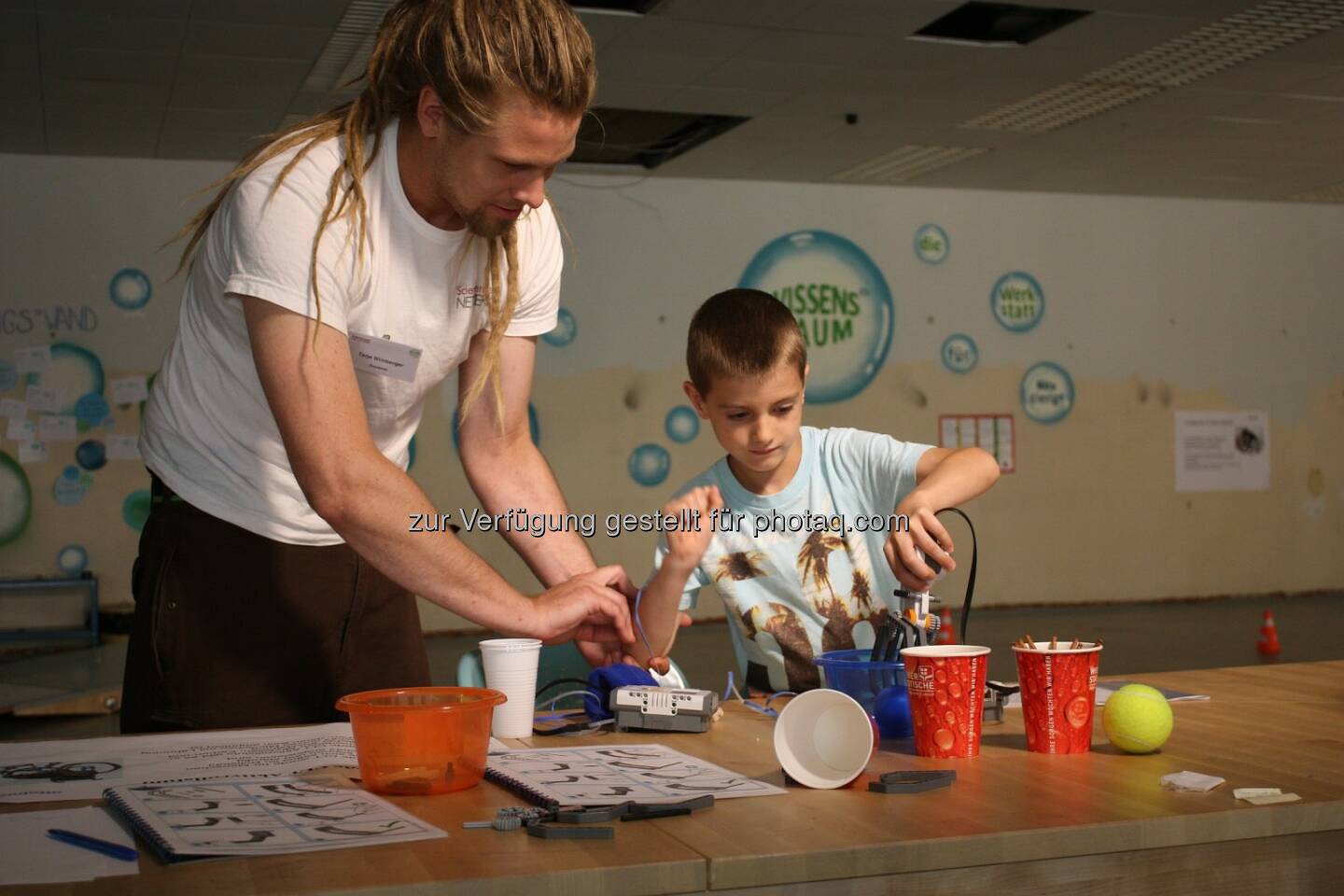 Experimentieren mit einer Roboterhand : Wissensraum öffnet in Hernals : Experimentieren und Kreativität erhalten neue Impulse : Fotocredit: Verein ScienceCenter-Netzwerk