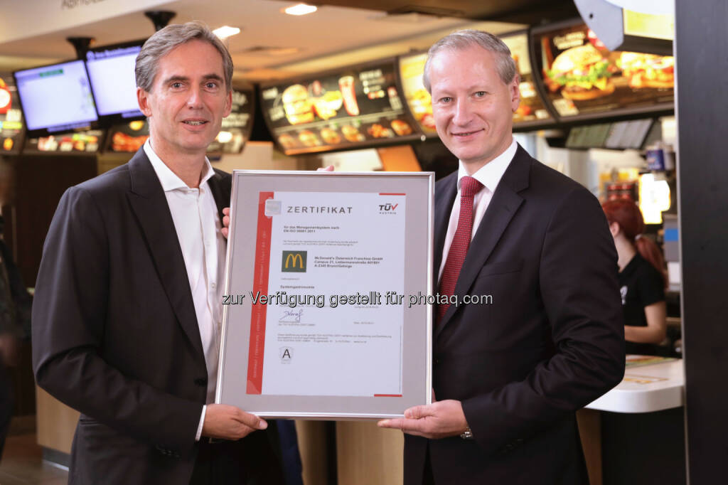 Andreas Schmidlechner (McDonald’s Österreich-Geschäftsführer), Stefan Haas (TÜV Austria-CEO) : Gelebte Energieeffizienz: TÜV Austria zertifiziert McDonald’s Österreich für Energie-Managementsystem EN ISO 50001 :  Fotocredit: Andreas Amsüss, TÜV Austria, © Aussendung (19.10.2015) 