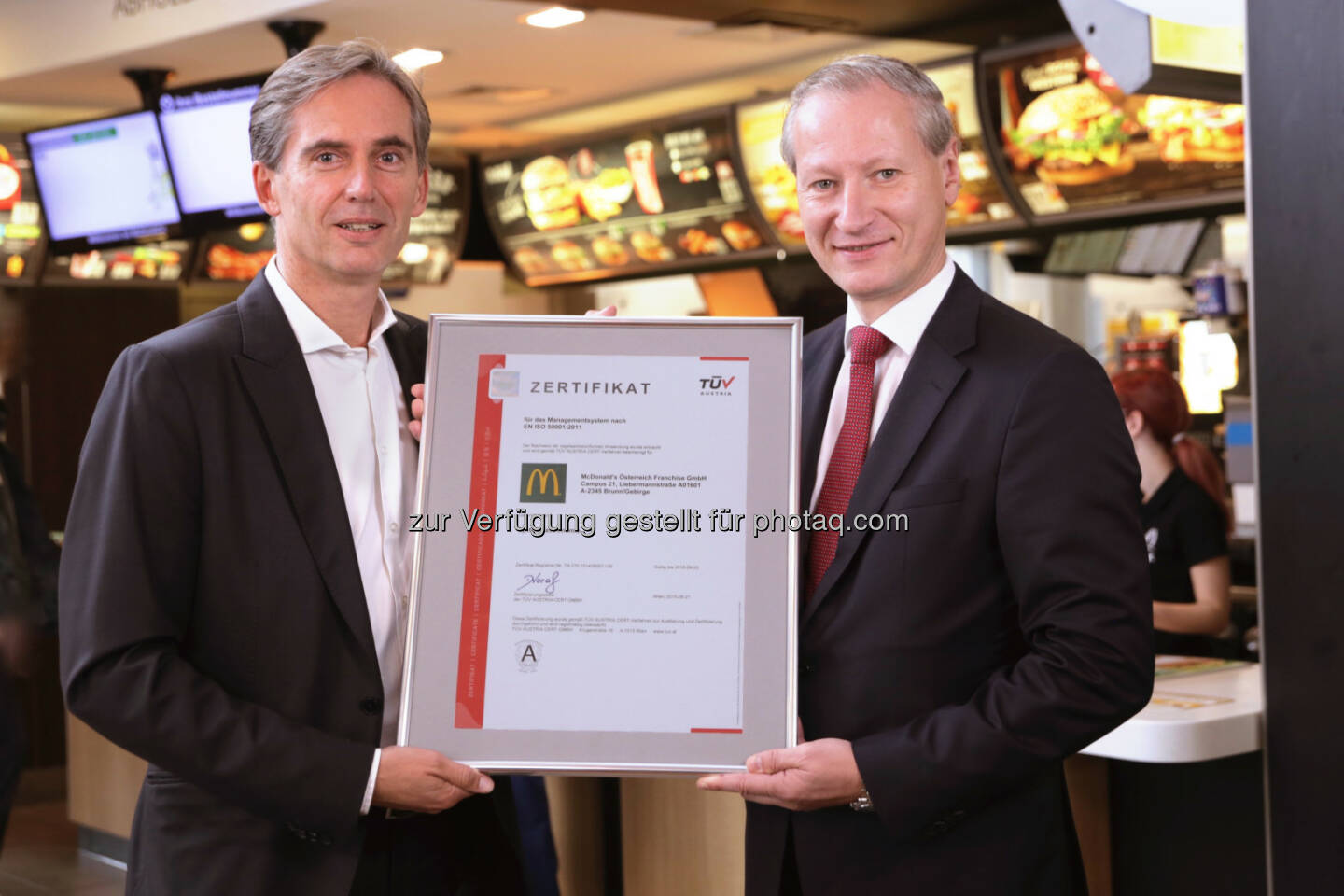 Andreas Schmidlechner (McDonald’s Österreich-Geschäftsführer), Stefan Haas (TÜV Austria-CEO) : Gelebte Energieeffizienz: TÜV Austria zertifiziert McDonald’s Österreich für Energie-Managementsystem EN ISO 50001 :  Fotocredit: Andreas Amsüss, TÜV Austria