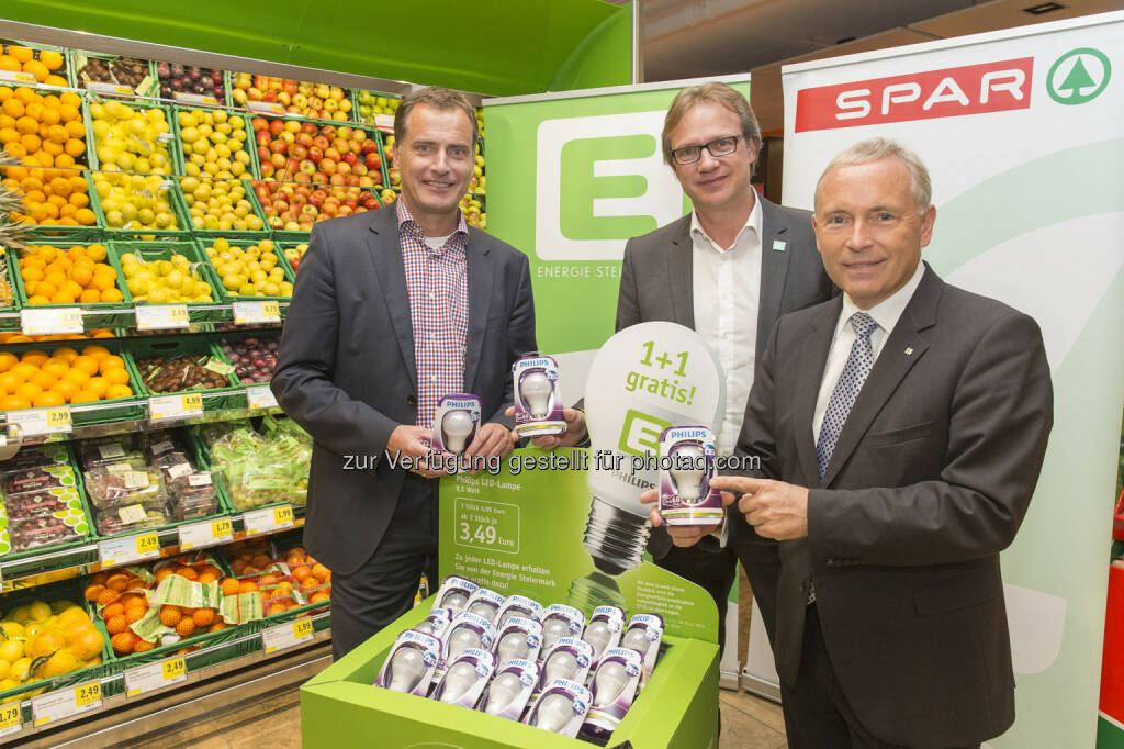 Olaf Kieser (Vst. Energie Steiermark), Christoph Holzer (GF Spar), Christian Purrer (Vst. Energie Steiermark) : Gemeinsame Aktion von Energie Steiermark und Spar : Ab 2. November in allen steirischen Spar-Geschäften : Konkrete Hilfe beim Energiesparen:Wer eine LED-Lampe kauft, kriegt eine zweite gratis dazu : Fotocredit: Energie Steiermark, © Aussendung (20.10.2015) 