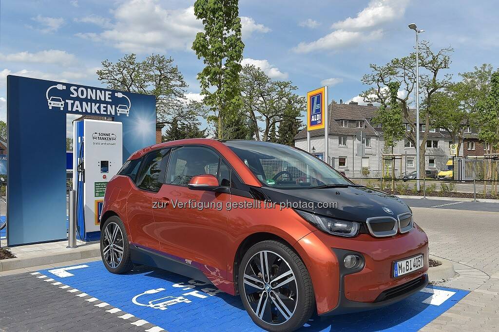 Sonne tanken bei Aldi Süd : Aldi Süd erhält eCarTec Award 2015 : RWE gratuliert als Technologiepartner und Zulieferer : Kostenfreier Sonnenstrom für Kunden von Aldi Süd : Die Dauer des Einkauf nutzen, um das eigene Elektrofahrzeug wieder aufzuladen : Fotocredit: RWE Effizienz GmbH, © Aussendung (20.10.2015) 