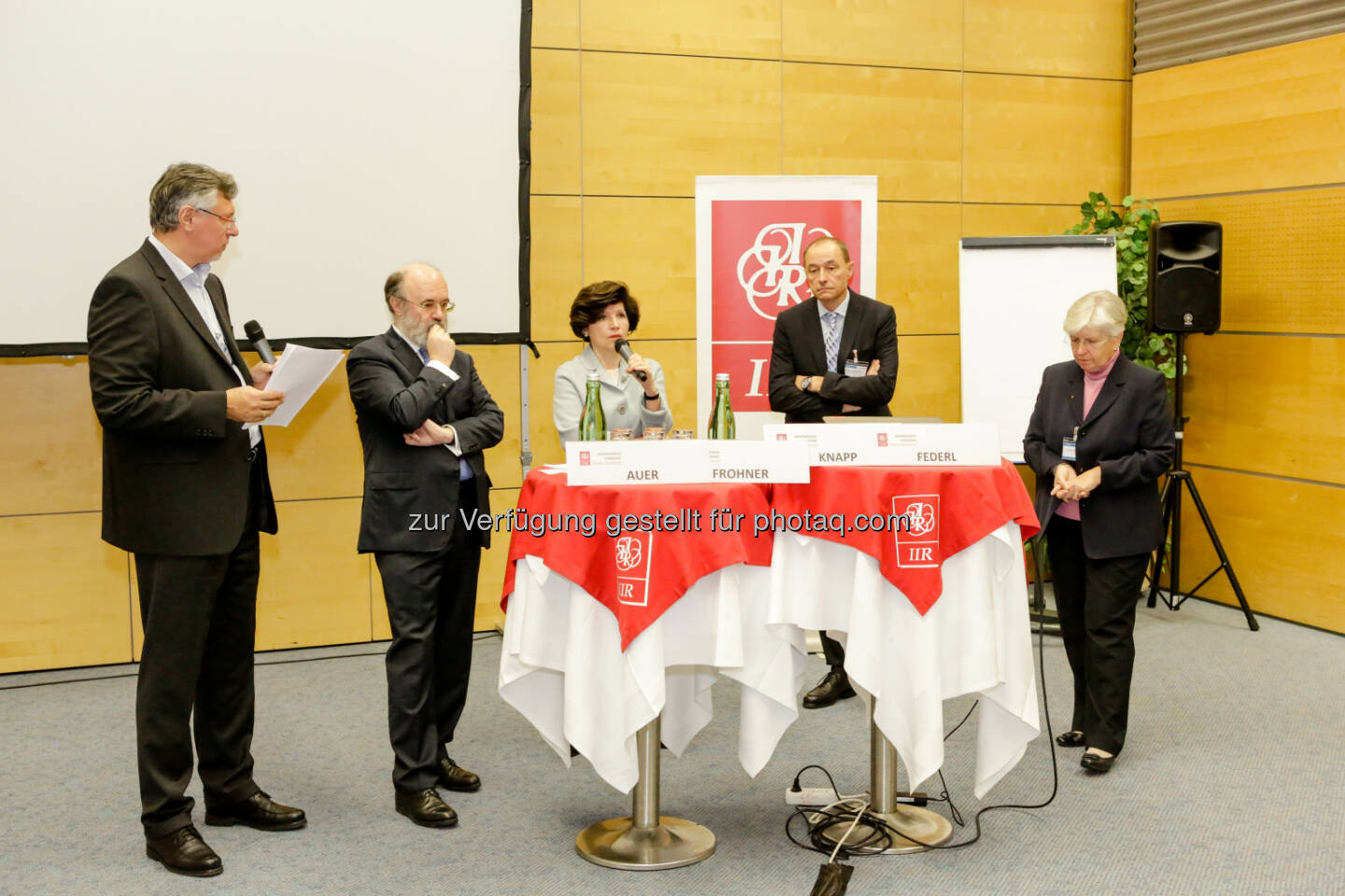 Bernhard Rup (AK NÖ), Clemens Martin Auer (Bundesministerium für Gesundheit), Ursula Frohner (Österreichischer Gesundheits- und Krankenpflegeverband), Rudolf Knapp (Österreichische Ärztekammer), Ingrid Federl (Oö. Gesundheits- und Spitals-AG) : Ärztemangel – oder woran es wirklich mangelt : Diskussion zum neuen Krankenanstalten-Arbeitszeitgesetz und zur Aufrechterhaltung der Grundversorgung : Fotocredit: IIR GmbH/Bartl