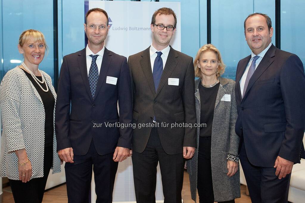 Barbara Weitgruber (Sektionschefin Bundesministerium für Wissenschaft, Forschung und Wirtschaft), Markus Mitterhauser (Leiter LBI for Applied Diagnostics), Kaan Boztug (Leiter LBI for Rare and Undiagnosed Diseases), Claudia Lingner (GF LBG), Josef Pröll (Präs. Ludwig Boltzmann Ges.) : Ludwig Boltzmann Gesellschaft gründet zwei neue Forschungsinstitute (2016: LBI für Seltene und Undiagnostizierte Erkrankungen / LBI für Angewandte Diagnostik) und fordert kürzere Ausschreibungsintervalle : Fotocredit: Ludwig Boltzmann Gesellschaft/APA-Fotoservice/Preiss, © Aussender (21.10.2015) 